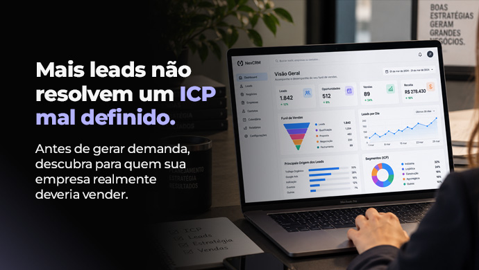 Arte da BGCOM Martech com o texto mais leads não resolvem um ICP mal definido, ao lado de um notebook mostrando painel de CRM com funil de vendas e segmentos de ICP de uma indústria B2B