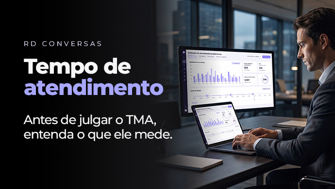 Arte da BGCOM Martech com o título Tempo de atendimento e o texto antes de julgar o TMA, entenda o que ele mede, ao lado de um profissional analisando o painel de atendimento do RD Station Conversas no notebook